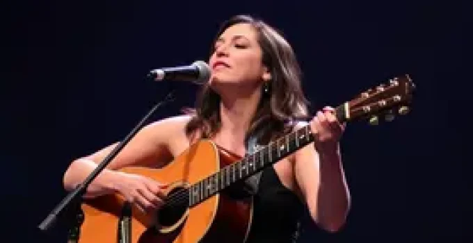 Alessandra Leão apresenta o show ACESA no Sesc Bom Retiro
