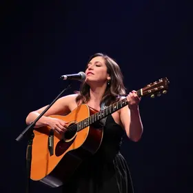 Alessandra Leão apresenta o show ACESA no Sesc Bom Retiro